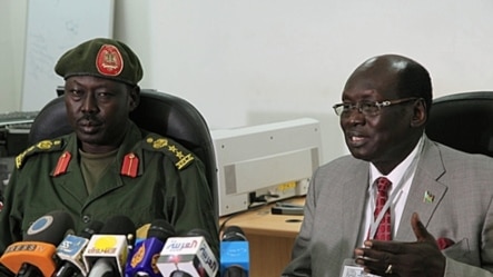 Waziri wa habari wa Sudan Kusini, Barnaba Benjamin(R) na msemaji wa jeshi Philip Aguer, wakiongea na vyombo vya habari.