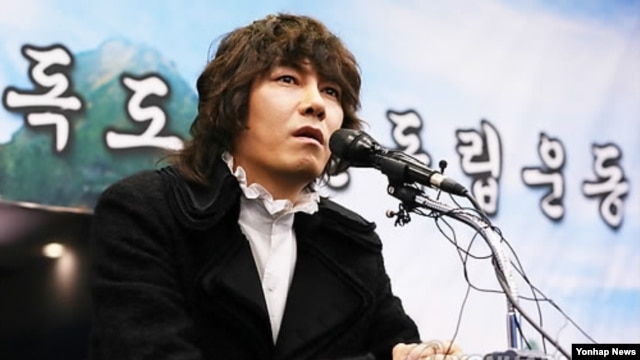 일본이 다케시마의 날 행사를 강행한 22일 한국 서울에서 독도 관련 기자회견을 가진 가수 김장훈 씨.