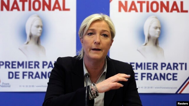 Lãnh tụ của đảng Mặt trận Dân tộc, bà Marine Le Pen, thừa nhận đảng bà đã vay 11 triệu đô la từ First Czech-Russian Bank, một ngân hàng do Nga làm chủ.