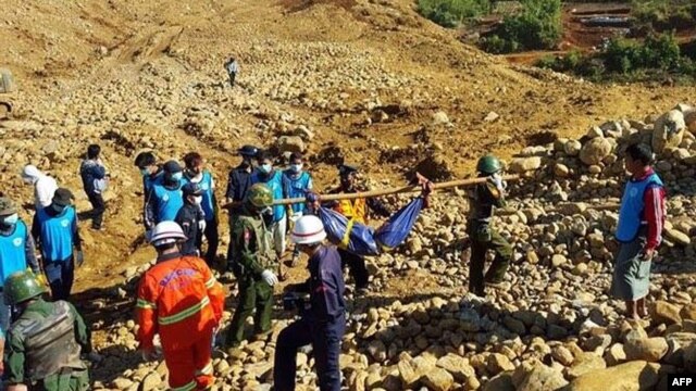 Binh sĩ đưa thi thể các nạn nhân ra khỏi hiện trường vụ sập mỏ ngọc ở Hpakhant, bang Kachin, Myanmar, ngày 22/11/2015. 