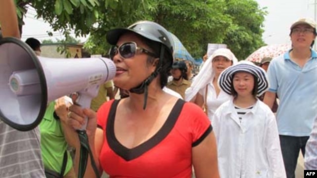 Bà Bùi Thị Minh Hằng tham gia một cuộc biểu tình chống Trung Quốc (Ảnh lưu trữ)