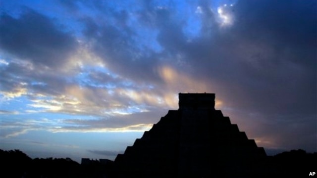Matahari terbit di belakang kuil Kukulkan di reruntuhan kota suku Maya di Chichen Itza, Meksiko. (Foto: Dok)