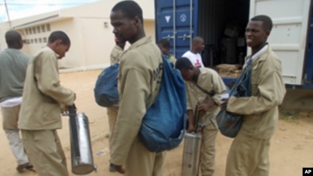 Agentes de pulverização em campanha contra a malária, em Moçambique