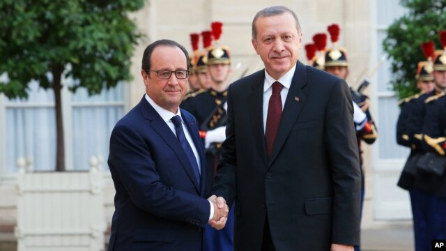 Tổng thống Pháp Francois Hollande (trái) nghênh đón Tổng thống Thổ Nhĩ Kỳ Recep Tayyip Erdogan tại Điện Elysee ở Paris, 31/10/2014. 