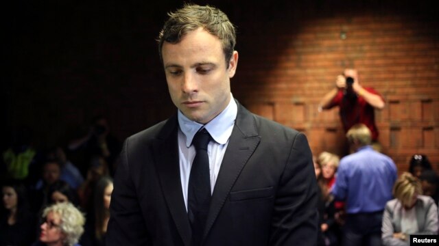 Vận động viên Oscar Pistorius ra tòa tại Pretoria, 19/8/13