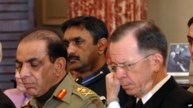 Pakistan's Chief of Army Staff General Ashfaq Pervez Kayani, left, and US Admiral Michael Mullen during the US-Pakistan Dialogue Plenary Session at the State Department in Washington, DC (File)