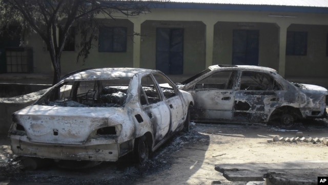 Motocin da aka kona a wurin koyon sana'a dake garin Potiskum a Jihar Yobe, asabar 20 Oktoba, 2012. Ana zargin Boko Haram da kai harin