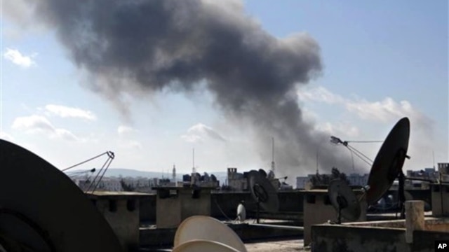 Khói bốc lên sau các vụ pháo kích ở thành phố Aleppo, ngày 12/2/2013. 