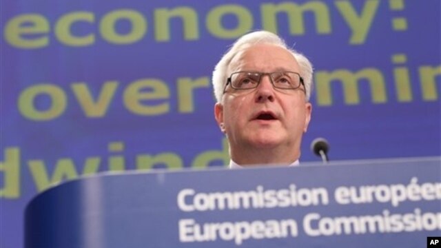 Olli Rehn addressing media at the European Commission headquarters in Brussels, Feb. 22, 2013.