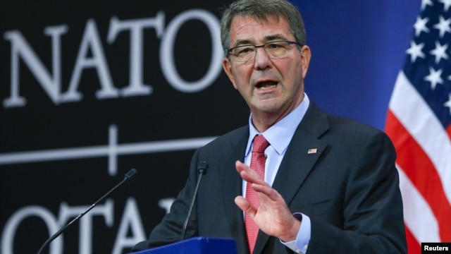 Bộ trưởng Quốc phòng Mỹ Ash Carter phát biểu tại buổi họp báo trong cuộc họp Bộ trưởng Quốc phòng NATO tại trụ sở của Liên minh tại Brussels, ngày 11 tháng 2 năm 2016.