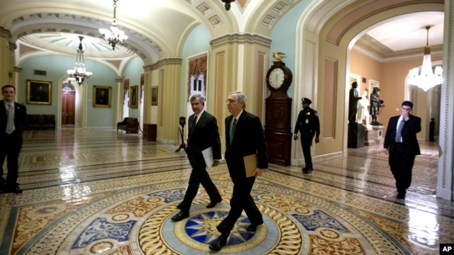 Thượng nghị sĩ Mitch McConnell (phải) và Thượng nghị sĩ Mike Mohanns đến trụ sở thượng viện 1/1/13 để biểu quyết