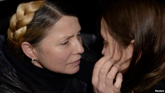 Lãnh tụ đối lập Yulia Tymoshenko (trái) ôm con gái Yevgenia tại sân bay in Kyiv sau khi bà được phóng thích, ngày 22 tháng 2, 2014.