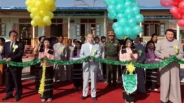 ျမန္မာႏိုင္ငံဆုိင္ရာ ဂ်ပန္သံအမတ္ႀကီး Mikio Numata (ဝဲ)၊ ျမန္မာႏုိင္ငံ အမ်ဳိးသားျပန္လည္သင့္ျမတ္ေရးဆုိင္ရာ ဂ်ပန္အစုိးရ အထူးကုိယ္စားလွယ္လည္း ျဖစ္တဲ့ Yohei Sasakawa (လယ္) တို႔ ၂၀၁၃ ႏွစ္ဆန္းပိုင္းက ပင္းတယရွိ အေျခခံပညာမူလတန္းေက်ာင္း လဲႊေျပာင္းေပးအပ္ပဲြမွာ ဖဲႀကိဳးျဖတ္စဥ္။