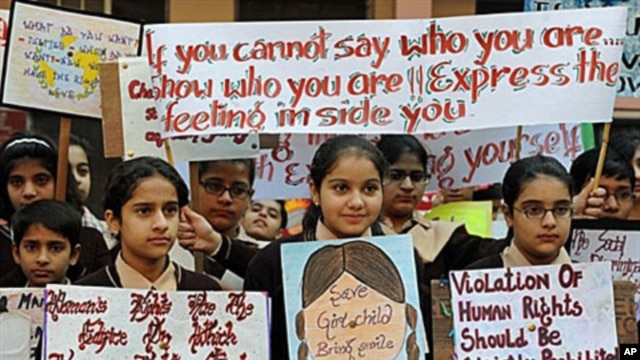 Indian school children pose with placards for World Human Rights Day in Amritsar, India, Dec 10, 2009 (file photo)