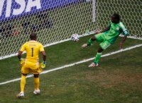 Victor Moses sauve la cage des Super Eagles après un frappe de Karim Benzema.