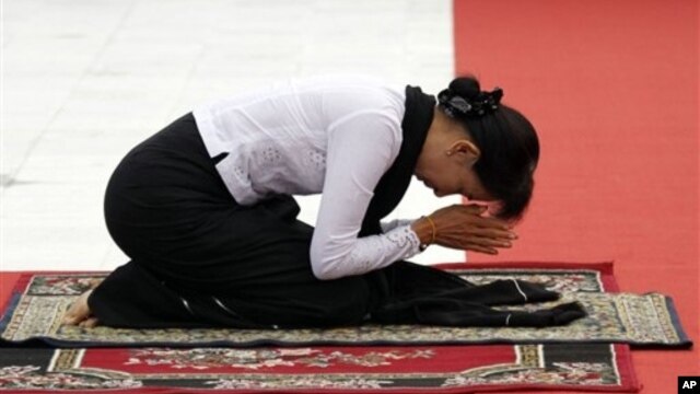 Burmese opposition leader Aung San Suu Kyi pays respect at tomb of her late father, Gen. Aung San, in Rangoon, July 19, 2012.