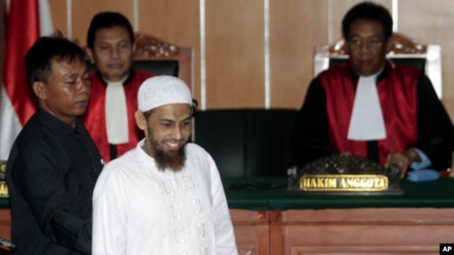 Sidang pengadilan Umar Patek tersangka teroris Bom Bali 2002 (foto: dok). UU baru memberi pihak berwajib wewenang untuk membekukan rekening bank dan menyita aset-aset kelompok-kelompok radikal. 