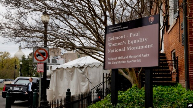 Xe chở Tổng thống Mỹ đậu bên ngoài địa điểm Tượng Đài Bình Đẳng cho Phụ nữ Belmont-Paul.