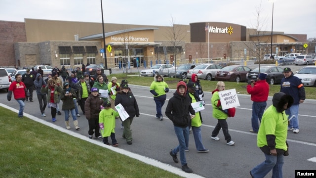 Trabajadores de Walmart en Chicago se unieron a la protesta nacional durante el tradicional Viernes negro.