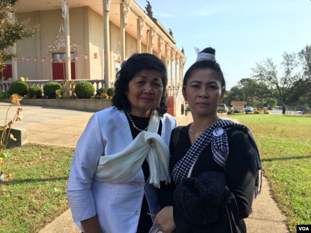 អ្នកស្រី នៅ សំរិទ្ធ អាយុ ៦៨ ឆ្នាំ​មក​ពី​ទី​ក្រុង Winchester និង អ្នកស្រី និត បញ្ញា អាយុ៤៥ឆ្នាំ មក​ពី​ទីក្រុង Leesburg ចូលរួមពិធី​បុណ្យ​ខួប​គម្រប់ ១០០ ថ្ងៃ សព​លោក កែម ឡី នៅ​វត្ត​ពុទ្ធិការាម ក្នុង​ទី​ក្រុង Silver Spring រដ្ឋ Marylandកាល​ពី​ថ្ងៃ​អាទិត្យ ទី១៦ ខែ​តុលា ឆ្នាំ២០១៦។ (សឿន វឌ្ឍនា/VOA)