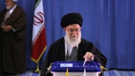 Vrhovni lider Irana ajatola Hamenei prilikom glasanja na parlamentarnim izborima