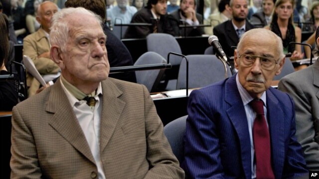 Los exdictadores argentinos Jorge Rafael Videla y Reynaldo Bignone, fueron condenados a 50 y 15 años de cárcel, respectivamente, por implementar un plan de robo de bebés.