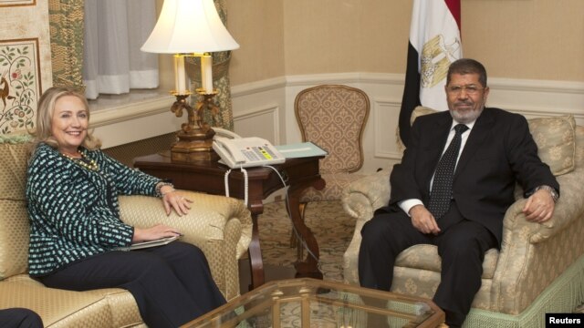 U.S. Secretary of State Hillary Clinton meets with Egyptian President Mohamed Morsi on the sidelines of the United Nations General Assembly in New York, September 24, 2012.   