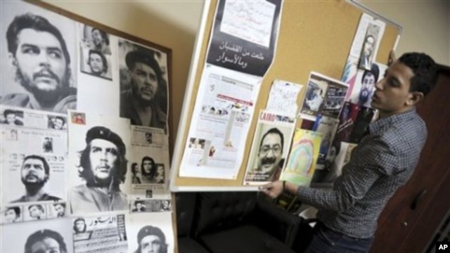 An Egyptian worker collects belonging of Ibrahim Issa including photos of some of the worlds revolutionary icons at his office in Cairo, Egypt, 05 Oct 2010