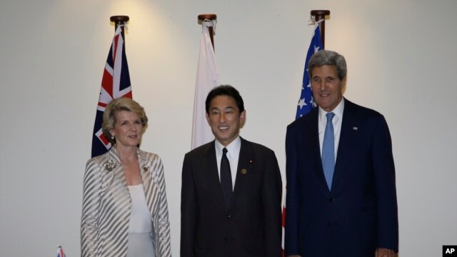 Từ trái: Ngoại trưởng Australia Julie Bishop, Ngoại trưởng Nhật Fumio Kishida, và Ngoại trưởng Mỹ John Kerry trước cuộc họp 3 bên bên lề hội nghị APEC trên đảo Bali, Indonesia, 4/10/13