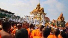The coffin carrying the late former Cambodian King Norodom Sihanouk in a funeral procession leaves the Royal Palace in Phnom Penh,  Feb. 1, 2013. 