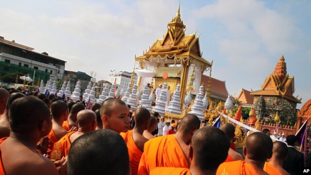 The coffin carrying the late former Cambodian King Norodom Sihanouk in a funeral procession leaves the Royal Palace in Phnom Penh,  Feb. 1, 2013. 