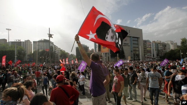 На прапорі Кемаль Ататюрк "батько" світської Туреччини, державний діяч першої половини 20-го сторіччя.