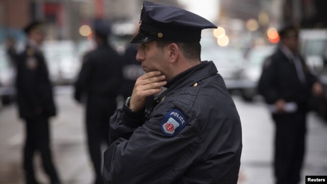 La policía fue originalmente a la vivienda de Gliedman para interrogarla acerca del robo de una tarjeta de crédito