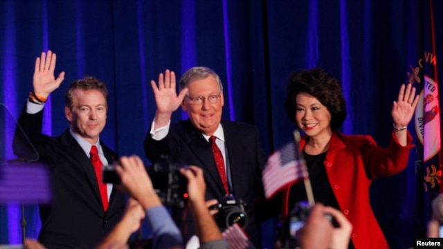 Le triomphe des rÃ©publicains mardi soir, avec (de g. Ã  dr.), le sÃ©nateur Rand Paul du Kentucky, le chef de la minoritÃ© au SÃ©nat, Mitch McConnell, son Ã©pouse et l'ancienne secrÃ©taire au Travail Elaine Chao  (Reuters)