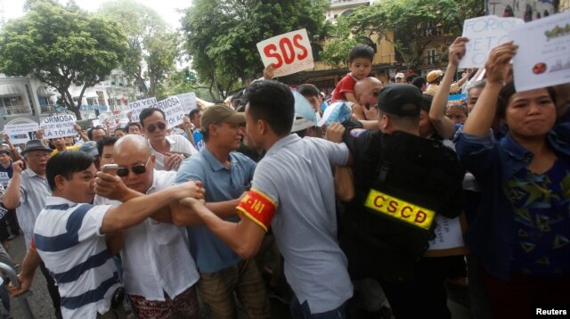 Lực lượng an ninh ngăn chặn người biểu tình tại Hà Nội, ngày 1/5/2016.