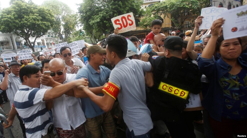 Cảnh sát cố ngăn chặn người biểu tình phản đối vụ cá chết hàng loạt ở miền Trung, Hà Nội, ngày 1/5/2016.