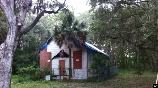 Rosenwald one-room schools had a standard floor plan, featuring high ceilings to keep the building cool, large windows to let in the light, and chalk boards along one wall of the classroom. Historians are unsure whether the Harrington School (above) was a