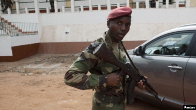 Soldado bissau-guineense em posição de guarda, no quartel-general de Bissau (Arquivo)