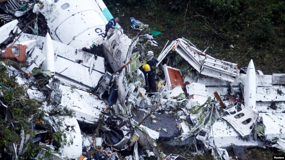 En condiciones normales el combustible del avión da una autonomía de vuelo de 2.962 kilómetros, y la ruta entre los dos aeropuertos tiene 2.972 kilómetros.