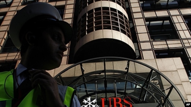 A security guard stands in front of a UBS bank in the City of London, September 15, 2011.