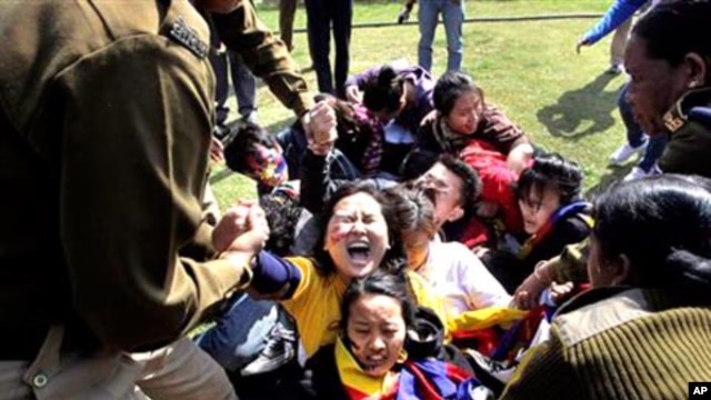 Indian police detain Tibetan exiles during a protest outside the Chinese Embassy in New Delhi, India, February 16, 2012.