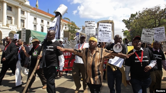 Anggota kelompok sipil Kenya meneriakkan slogan menentang rencana pemerintah untuk menaikkan bonus bagi anggota parlemen Kenya di ibukota Nairobi (Foto: dok). 
