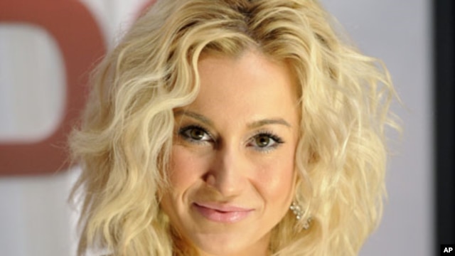 Kellie Pickler arrives at the 45th Annual Country Music Association Awards in Nashville, Tennessee, Nov. 9, 2011.