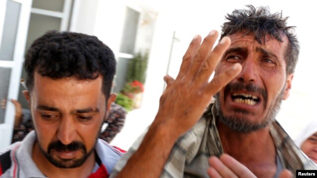 Cha khóc con trai thiệt mạng tại thị trấn Azaz trong thành phố Aleppo, ngày 21/8/2012