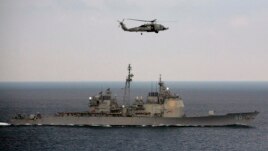 Trực thăng bay trên tàu hải quân Mỹ trong một cuộc tập trận ở Vịnh Bengal. (Ảnh tư liệu ngày 17 tháng 10, 2015).