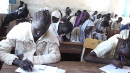 South Sudanese children sit an exam in a high school in Aweil in Northern Bahr el Ghazal state on March 20, 2013. (VOA/Hou Akot Hou)