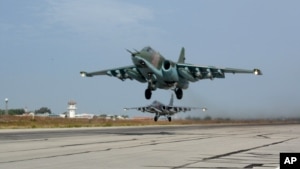 Máy bay phản lực Su-25 của Nga cất cánh tham gia một nhiệm vụ từ Hemeimeem, căn cứ không quân ở Syria, ngày 22/10/2015.