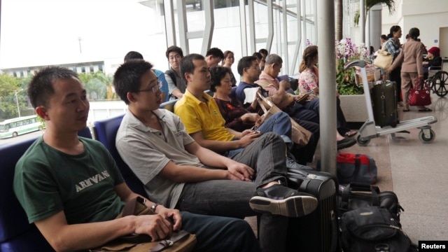 Người Trung Quốc chờ lên máy bay tại sân bay Tân Sơn Nhất ở thành phố Hồ Chí Minh. (Ảnh chụp ngày 15/5/2014). Tình trạng người Trung Quốc nhập cảnh bằng đường du lịch để làm việc trái phép 'đang gây nhiều phức tạp cho công tác quản lý nhà nước' Việt Nam.