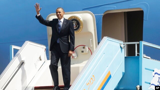 President Barack Obama waves as he steps off Air Force One upon his arrival at Ben Gurion International Airport in Tel Aviv, Israel, March 20, 2013.