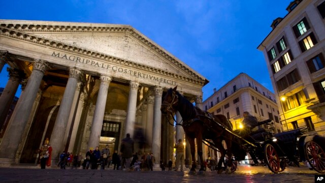 A traditional horse carriage waits for tourists in front of Rome's Pantheon.